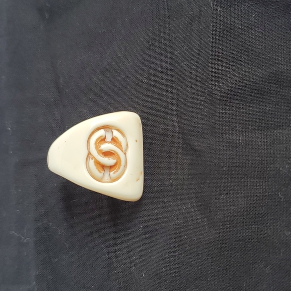 Vintage Chanel acrylic set with ring and bangle. - Picture 5 of 10